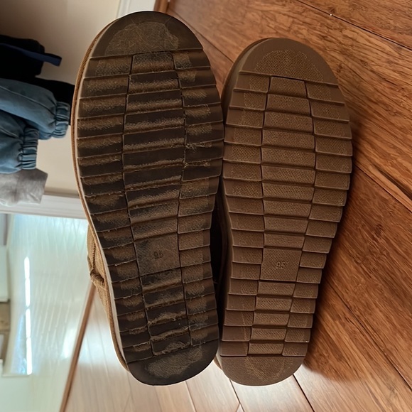 Mini slippers 9.5 (run small) - Picture 3 of 4